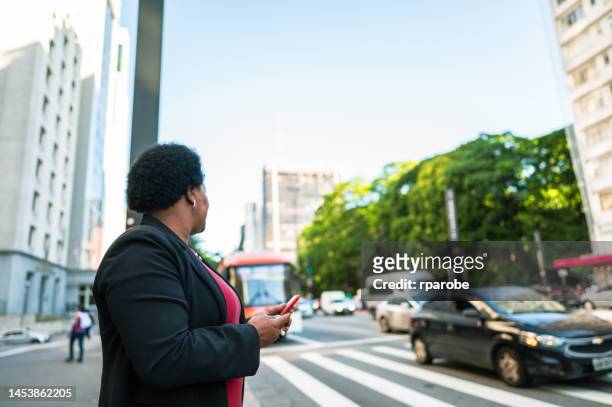 businesswoman waiting for signal at crosswalk - avenida paulista imagens e fotografias de stock