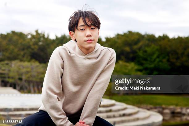 portrait of a teenage male. - alleen tienerjongens stockfoto's en -beelden