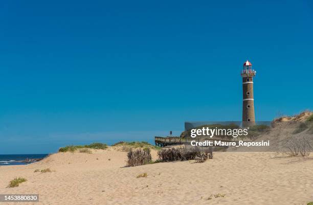 faro en la ciudad de josé ignacio en uruguay. - jose ignacio lighthouse fotografías e imágenes de stock