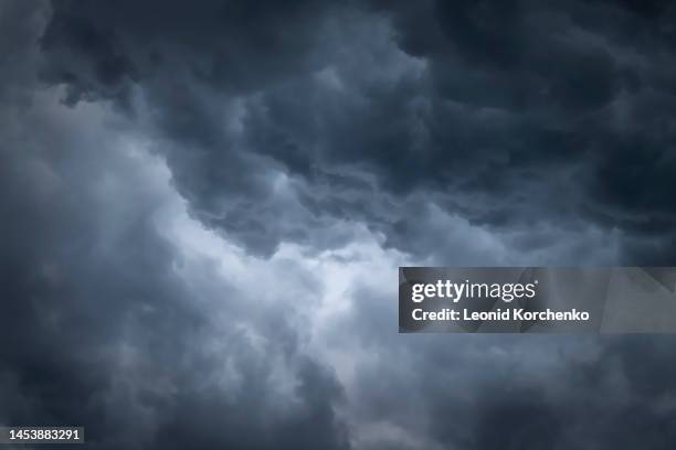 stormy cloudy skies - thinder photos et images de collection