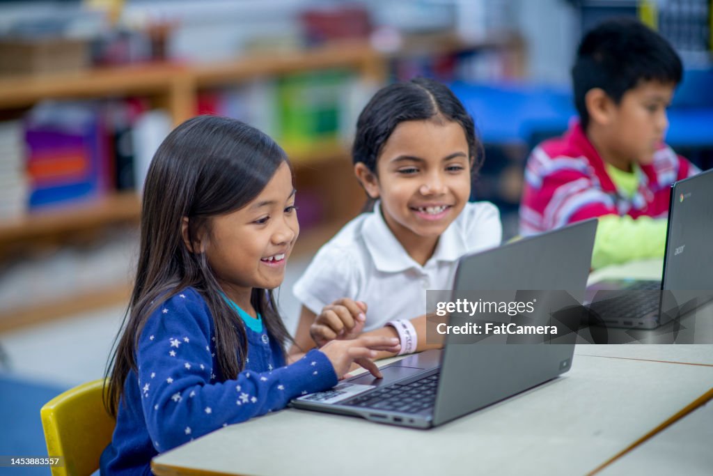 Kinder in einem Computerraum