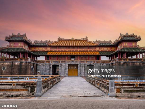 sunset meridian gate, imperial palace hue vietnam - historic royal palace set within the sprawling, walled complex of the forbidden city. - peace palace stock-fotos und bilder