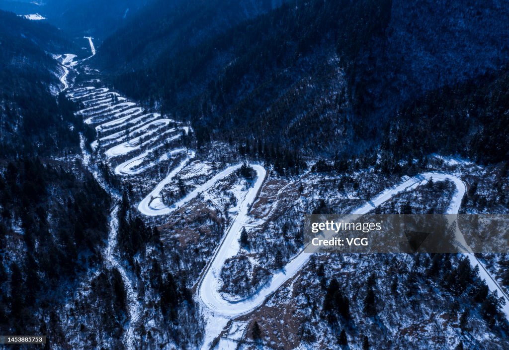 Snow Covers Shenxianchi 28 U-turns Road In Aba