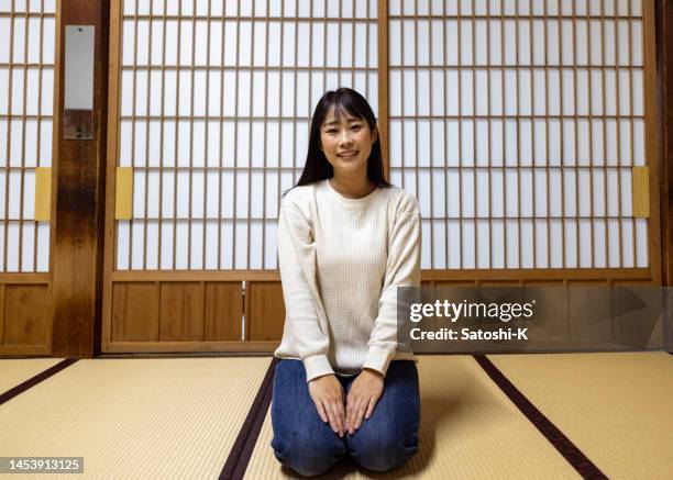 frau sitzt auf fersen im japanischen tatami-raum - fersensitz stock-fotos und bilder