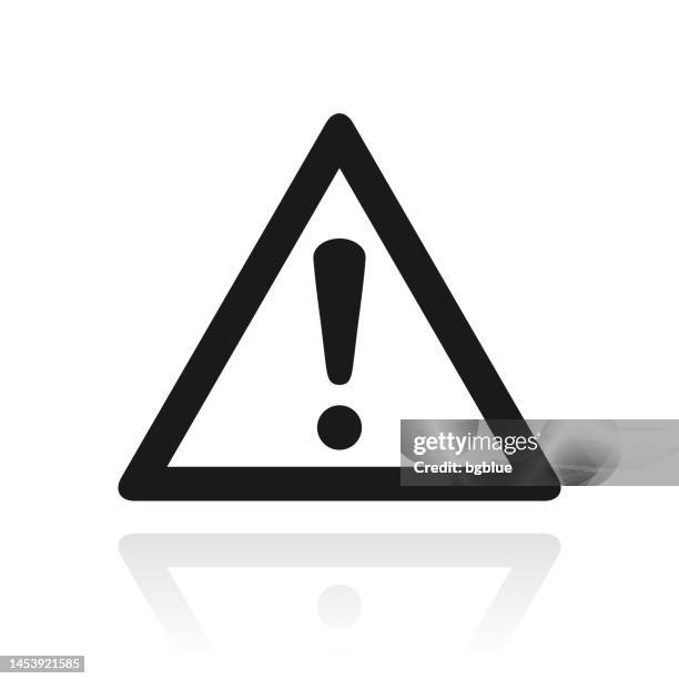 ilustraciones, imágenes clip art, dibujos animados e iconos de stock de atención de advertencia de peligro. icono con reflejo sobre fondo blanco - triángulo-de-advertencia
