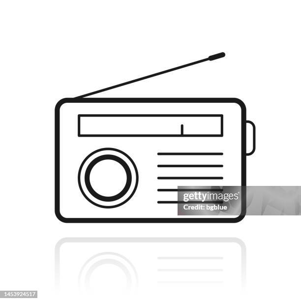 illustrazioni stock, clip art, cartoni animati e icone di tendenza di radio. icona con riflesso su sfondo bianco - trasmissione radiofonica