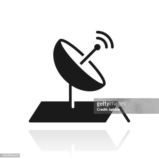 satellitenschüssel auf dem dach. symbol mit reflexion auf weißem hintergrund - fernsehantenne stock-grafiken, -clipart, -cartoons und -symbole