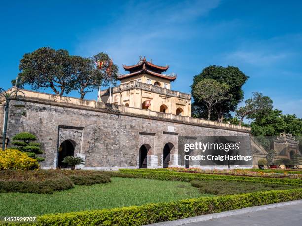 hanoi, vietnam - history of old town through traditional architecture. - cidade proibida imagens e fotografias de stock