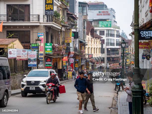 quiet streets of sa pa vietnam - diverging intersection stock pictures, royalty-free photos & images