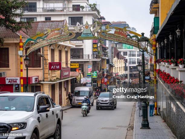 quiet streets of sa pa vietnam - diverging intersection stock pictures, royalty-free photos & images