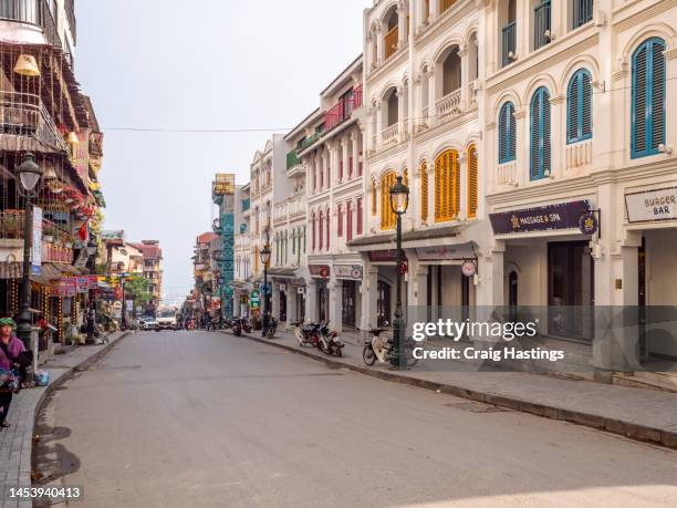 quiet streets of sa pa vietnam - diverging intersection stock pictures, royalty-free photos & images