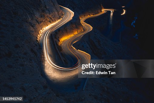 Escena nocturna Todra Gorge empinada sinuosa carretera de montaña Valle del Dades Marruecos Escena nocturna Todra Gorge empinada sinuosa carretera de montaña Valle del Dades Marruecos