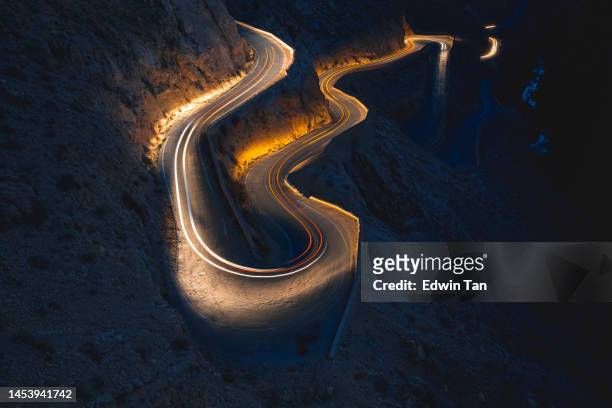 scena notturna gola del todra ripida strada tortuosa di montagna valle del dades marocco - strada tortuosa foto e immagini stock