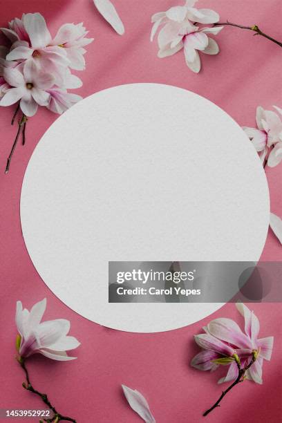 fresh flowers pattern in white white sheet.template - table font view stock pictures, royalty-free photos & images