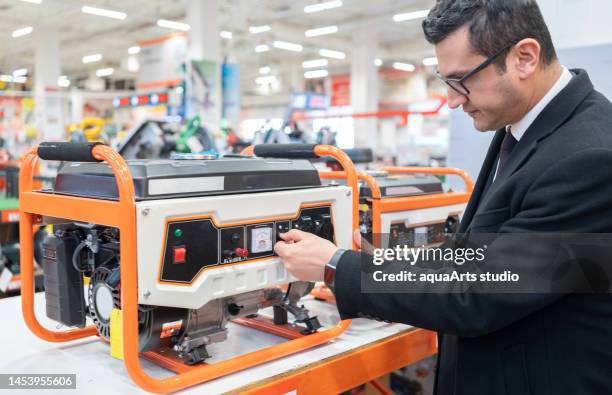 shopping portable gasoline generato - generatore elettrico foto e immagini stock