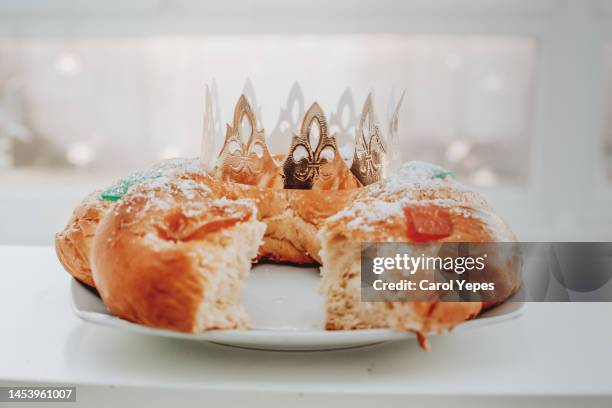 epiphany spanish dessert. roscón de reyes - religiöses fest stock-fotos und bilder