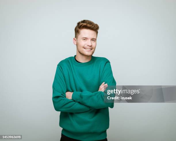 ritratto di un giovane volontario - solo un uomo giovane foto e immagini stock