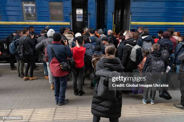 Crowd Loading 100 Car Loading Platform Stock Photos, High-Res Pictures, and Images ...