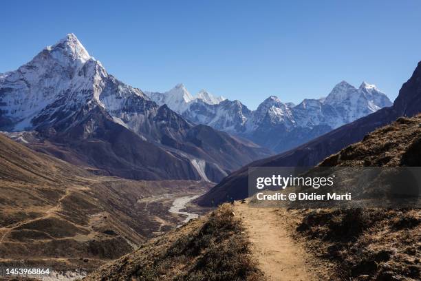 hiking trail in the himalayas in nepal - khumbu stockfoto's en -beelden