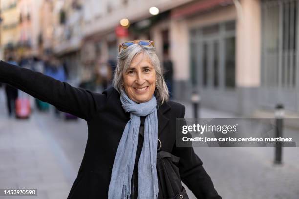 portrait of mature woman with white hair looking at camera happy - gebiss mensch zähne stock-fotos und bilder