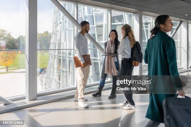 studenten unterhalten sich auf den treppen der universität. - students shaking hands stock-fotos und bilder