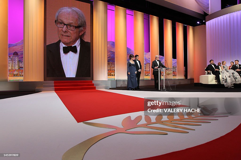 British director Ken Loach (C) delivers 