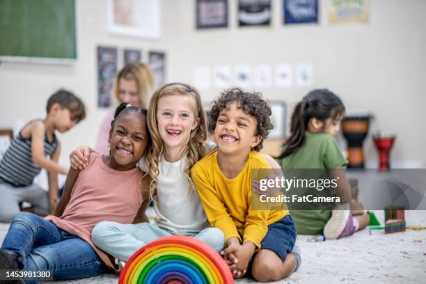 ritratto scolastico casuale - bambini felici foto e immagini stock