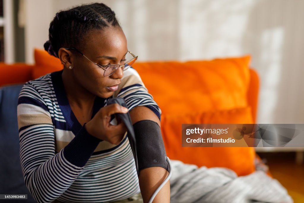 Joven negra se controla la presión arterial en casa