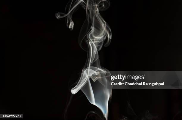 abstract white smoke candle black background - wierook stockfoto's en -beelden