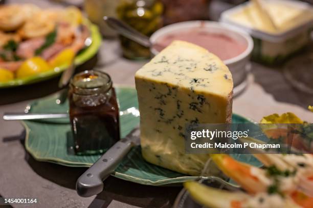 swedish julbord, christmas table - stilton cheese and onion chutney - stilton stock-fotos und bilder