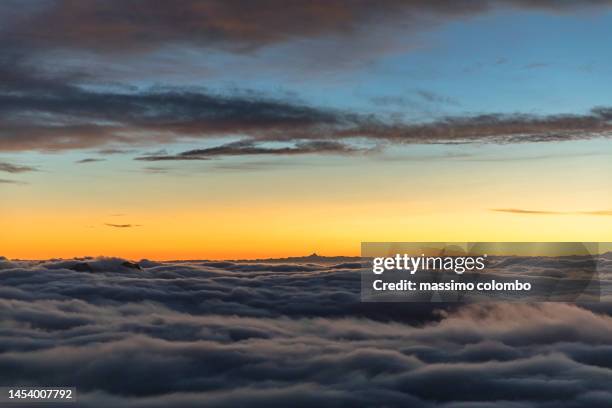 high altitude clouds during twilight - cloud horizon stock pictures, royalty-free photos & images