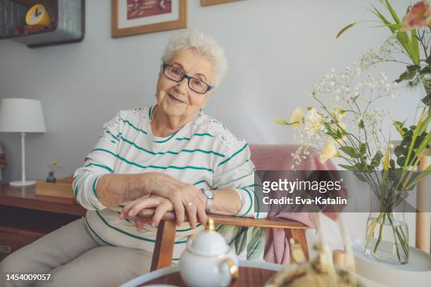 donna anziana a casa - woman home sit foto e immagini stock