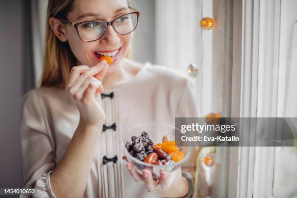 bon appétit! - gedroogd fruit stockfoto's en -beelden
