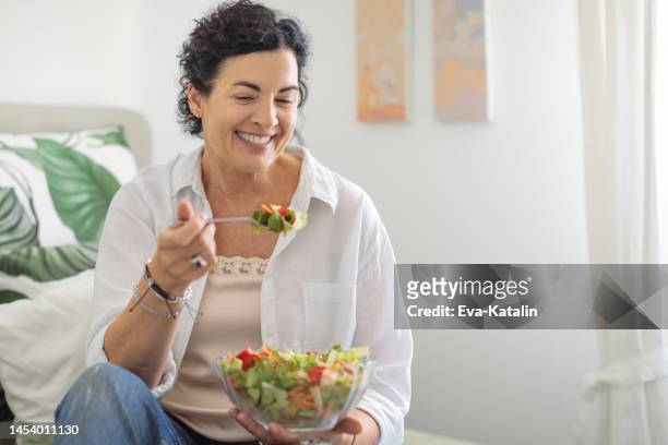 at home - woman salad stockfoto's en -beelden