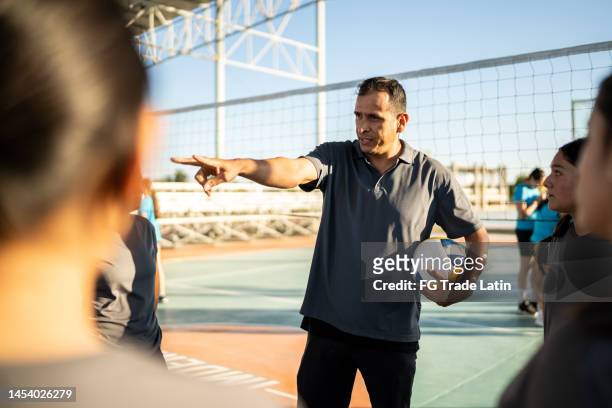 trainer gibt seiner mannschaft anweisungen auf dem sportplatz - talent team coaching stock-fotos und bilder