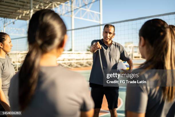 coach giving instructions to his team at sports court - volleyball park stock pictures, royalty-free photos & images