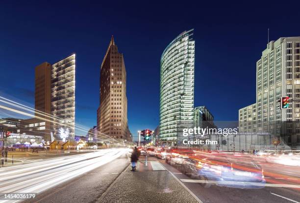 treaffic at the potsdamer platz in berlin at blue hour (germany) - potsdamer platz photos et images de collection