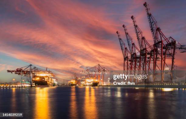 container terminal (hamburg, germany) - shipyard crane stock pictures, royalty-free photos & images