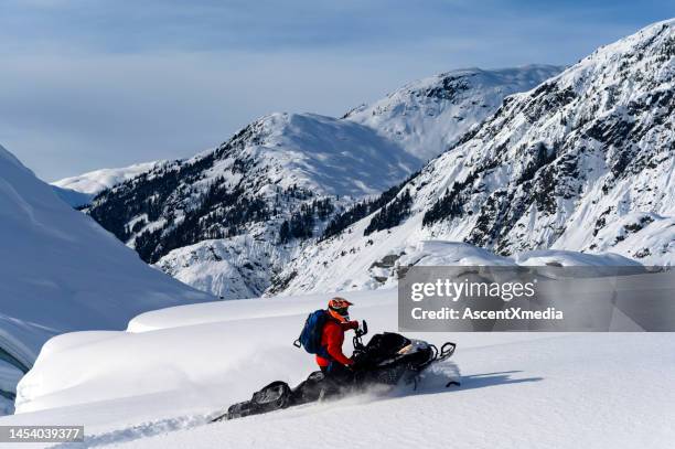 backcountry motorschlitten - snowmobiling stock-fotos und bilder