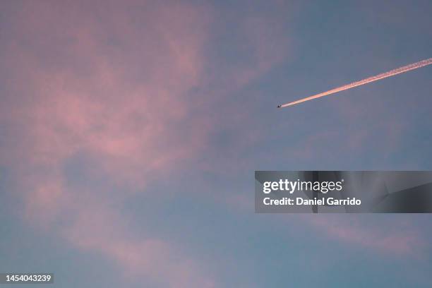 airplane and its wake through a cloud of fire, aircraft background. space rocket.travel and vacation - piloting stock-fotos und bilder