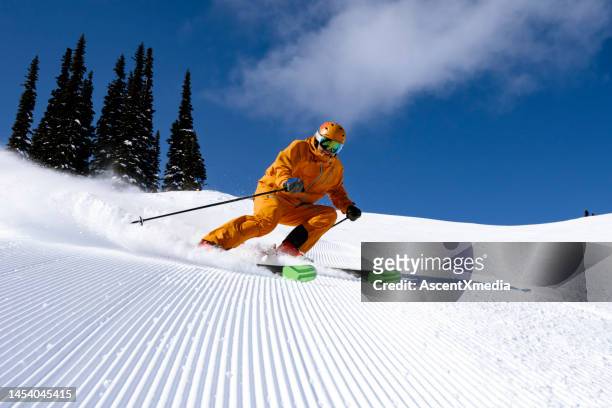 山でのスキーグルーミングラン - skiing ストックフォトと画像