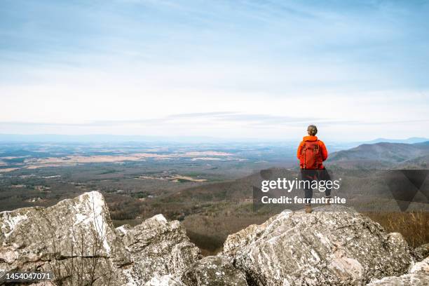 mujer haciendo senderismo en el parque nacional shenandoah - skyline drive virginia fotografías e imágenes de stock