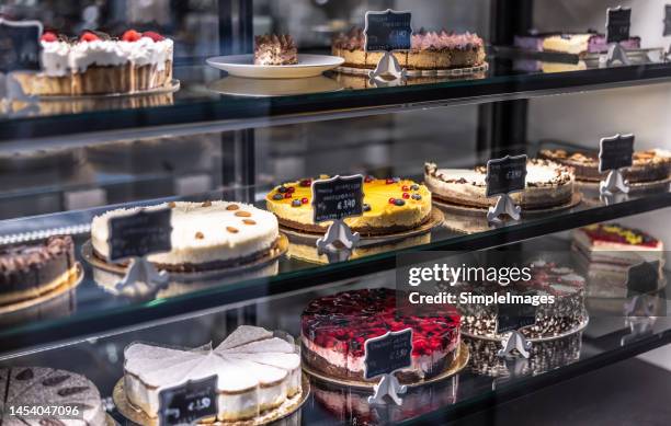 cheesecakes, cakes and pies, in the window of a pastry shop and cafe. - torta foto e immagini stock