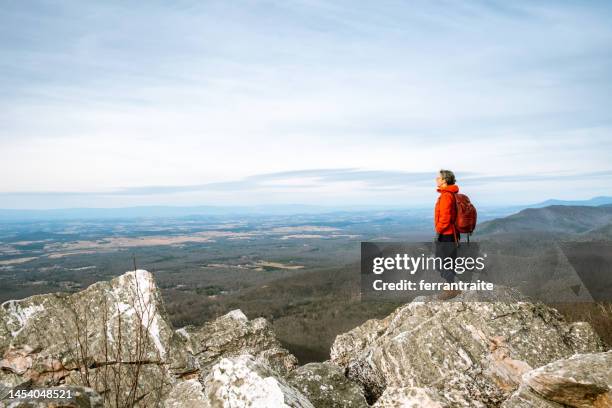 mujer haciendo senderismo en el parque nacional shenandoah - skyline drive virginia fotografías e imágenes de stock