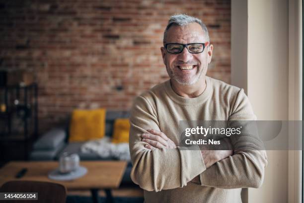 porträt eines älteren mannes mit bart, grauen haaren und brille - reifer mann stock-fotos und bilder