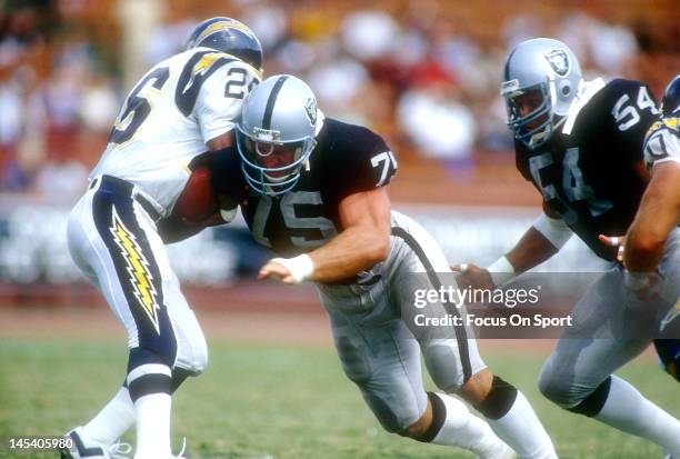 Los Angeles Raiders Howie Long Photos and Premium High Res Pictures