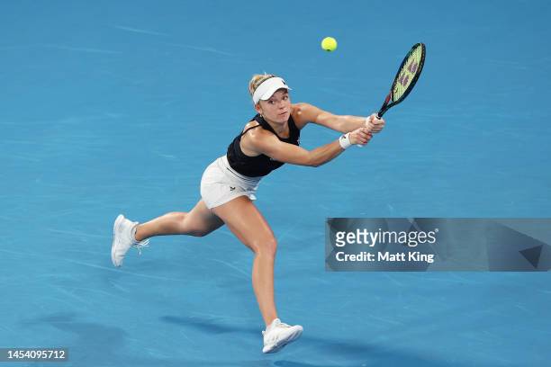 Katie Swan of Great Britain plays a backhand in her City Final match against Madison Keys of the United States during day seven of the 2023 United...