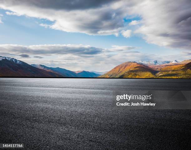 outdoor road - borde de la carretera fotografías e imágenes de stock