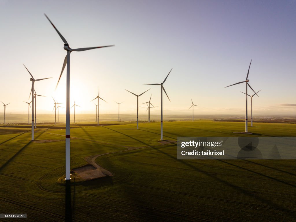 Vista aérea de aerogeneradores a la luz del atardecer