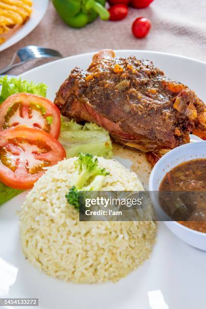 asian style lamb shank in yellow curry with steamed rice - biriyani stockfoto's en -beelden